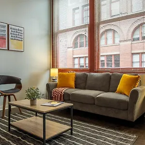 Frontdesk 300 Heinz St Apts Apartment